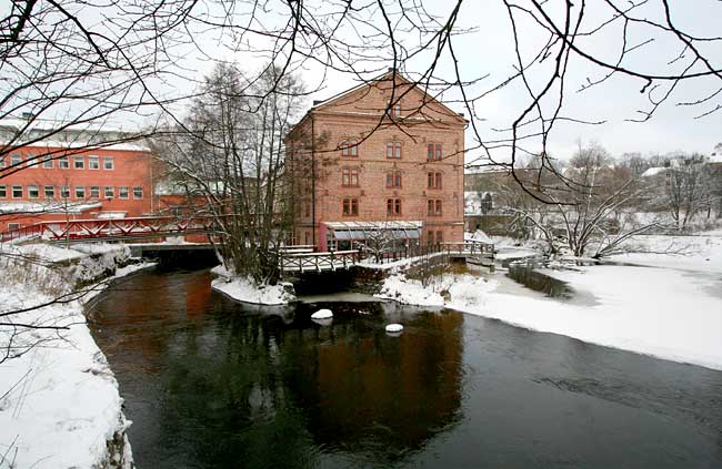 Storhuskvarn vid dammluckorna och laxtrappan. Vattenfldet nr bilden togs i januari 2001 var 120 kubik mot normala 7 - 11...